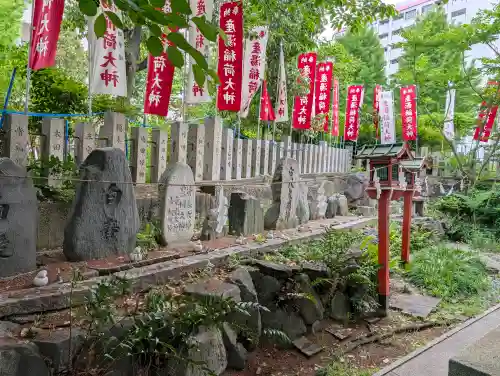 産湯稲荷神社の{uncategorized: "未分類", other: "その他", undefined: "問題あり", building: "その他建物", grave: "お墓", sacred_gate: "鳥居", guardian: "狛犬", statue: "像", buddha: "仏像", history: "歴史", nature: "自然", garden: "庭園", animal: "動物", pagoda: "塔", temizu: "手水舎", mountain_gate: "山門・神門", sanctuary: "本殿・本堂", subordinate: "末社・摂社", art: "芸術", scenery: "景色", jizo: "地蔵", ema: "絵馬", goshuin: "御朱印", omikuji: "おみくじ", items: "授与品その他", amulet: "お守り", goshuincho: "御朱印帳", eats: "食事", festival: "お祭り", votive_dance: "神楽", shichigosan: "七五三参", wedding: "結婚式", experience: "体験その他", initially: "初詣", around: "周辺", anti_infection: "感染症対策"}