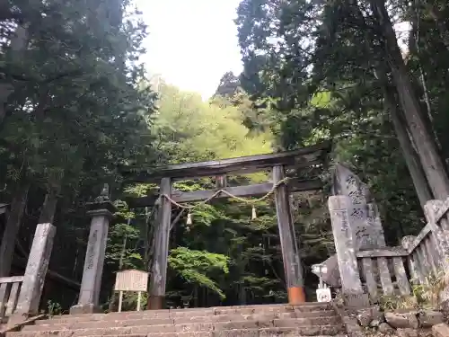 戸隠神社宝光社の{uncategorized: "未分類", other: "その他", undefined: "問題あり", building: "その他建物", grave: "お墓", sacred_gate: "鳥居", guardian: "狛犬", statue: "像", buddha: "仏像", history: "歴史", nature: "自然", garden: "庭園", animal: "動物", pagoda: "塔", temizu: "手水舎", mountain_gate: "山門・神門", sanctuary: "本殿・本堂", subordinate: "末社・摂社", art: "芸術", scenery: "景色", jizo: "地蔵", ema: "絵馬", goshuin: "御朱印", omikuji: "おみくじ", items: "授与品その他", amulet: "お守り", goshuincho: "御朱印帳", eats: "食事", festival: "お祭り", votive_dance: "神楽", shichigosan: "七五三参", wedding: "結婚式", experience: "体験その他", initially: "初詣", around: "周辺", anti_infection: "感染症対策"}