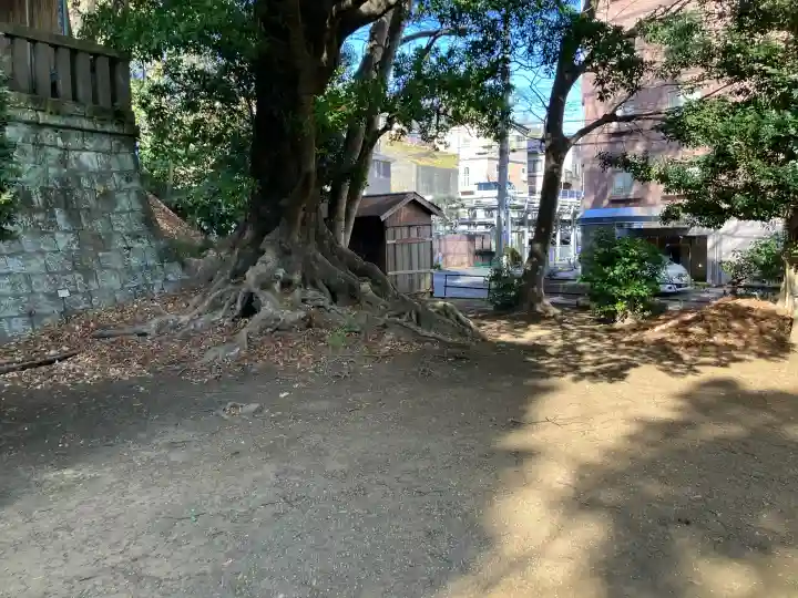 諏訪神社の{uncategorized: "未分類", other: "その他", undefined: "問題あり", building: "その他建物", grave: "お墓", sacred_gate: "鳥居", guardian: "狛犬", statue: "像", buddha: "仏像", history: "歴史", nature: "自然", garden: "庭園", animal: "動物", pagoda: "塔", temizu: "手水舎", mountain_gate: "山門・神門", sanctuary: "本殿・本堂", subordinate: "末社・摂社", art: "芸術", scenery: "景色", jizo: "地蔵", ema: "絵馬", goshuin: "御朱印", omikuji: "おみくじ", items: "授与品その他", amulet: "お守り", goshuincho: "御朱印帳", eats: "食事", festival: "お祭り", votive_dance: "神楽", shichigosan: "七五三参", wedding: "結婚式", experience: "体験その他", initially: "初詣", around: "周辺", anti_infection: "感染症対策"}