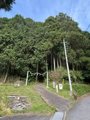 高天彦神社の{uncategorized: "未分類", other: "その他", undefined: "問題あり", building: "その他建物", grave: "お墓", sacred_gate: "鳥居", guardian: "狛犬", statue: "像", buddha: "仏像", history: "歴史", nature: "自然", garden: "庭園", animal: "動物", pagoda: "塔", temizu: "手水舎", mountain_gate: "山門・神門", sanctuary: "本殿・本堂", subordinate: "末社・摂社", art: "芸術", scenery: "景色", jizo: "地蔵", ema: "絵馬", goshuin: "御朱印", omikuji: "おみくじ", items: "授与品その他", amulet: "お守り", goshuincho: "御朱印帳", eats: "食事", festival: "お祭り", votive_dance: "神楽", shichigosan: "七五三参", wedding: "結婚式", experience: "体験その他", initially: "初詣", around: "周辺", anti_infection: "感染症対策"}