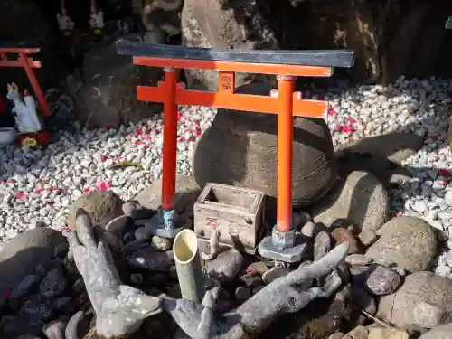 東京羽田 穴守稲荷神社の{uncategorized: "未分類", other: "その他", undefined: "問題あり", building: "その他建物", grave: "お墓", sacred_gate: "鳥居", guardian: "狛犬", statue: "像", buddha: "仏像", history: "歴史", nature: "自然", garden: "庭園", animal: "動物", pagoda: "塔", temizu: "手水舎", mountain_gate: "山門・神門", sanctuary: "本殿・本堂", subordinate: "末社・摂社", art: "芸術", scenery: "景色", jizo: "地蔵", ema: "絵馬", goshuin: "御朱印", omikuji: "おみくじ", items: "授与品その他", amulet: "お守り", goshuincho: "御朱印帳", eats: "食事", festival: "お祭り", votive_dance: "神楽", shichigosan: "七五三参", wedding: "結婚式", experience: "体験その他", initially: "初詣", around: "周辺", anti_infection: "感染症対策"}