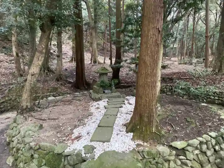 高龗神社の{uncategorized: "未分類", other: "その他", undefined: "問題あり", building: "その他建物", grave: "お墓", sacred_gate: "鳥居", guardian: "狛犬", statue: "像", buddha: "仏像", history: "歴史", nature: "自然", garden: "庭園", animal: "動物", pagoda: "塔", temizu: "手水舎", mountain_gate: "山門・神門", sanctuary: "本殿・本堂", subordinate: "末社・摂社", art: "芸術", scenery: "景色", jizo: "地蔵", ema: "絵馬", goshuin: "御朱印", omikuji: "おみくじ", items: "授与品その他", amulet: "お守り", goshuincho: "御朱印帳", eats: "食事", festival: "お祭り", votive_dance: "神楽", shichigosan: "七五三参", wedding: "結婚式", experience: "体験その他", initially: "初詣", around: "周辺", anti_infection: "感染症対策"}