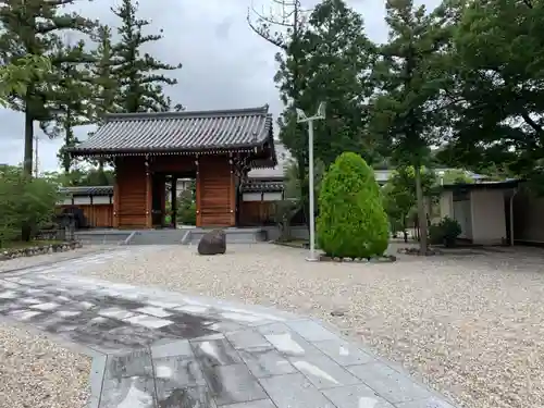 霊鷲院の山門・神門