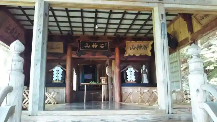 石上神社の本殿
