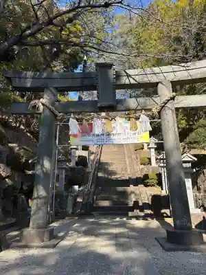師岡熊野神社の{uncategorized: "未分類", other: "その他", undefined: "問題あり", building: "その他建物", grave: "お墓", sacred_gate: "鳥居", guardian: "狛犬", statue: "像", buddha: "仏像", history: "歴史", nature: "自然", garden: "庭園", animal: "動物", pagoda: "塔", temizu: "手水舎", mountain_gate: "山門・神門", sanctuary: "本殿・本堂", subordinate: "末社・摂社", art: "芸術", scenery: "景色", jizo: "地蔵", ema: "絵馬", goshuin: "御朱印", omikuji: "おみくじ", items: "授与品その他", amulet: "お守り", goshuincho: "御朱印帳", eats: "食事", festival: "お祭り", votive_dance: "神楽", shichigosan: "七五三参", wedding: "結婚式", experience: "体験その他", initially: "初詣", around: "周辺", anti_infection: "感染症対策"}