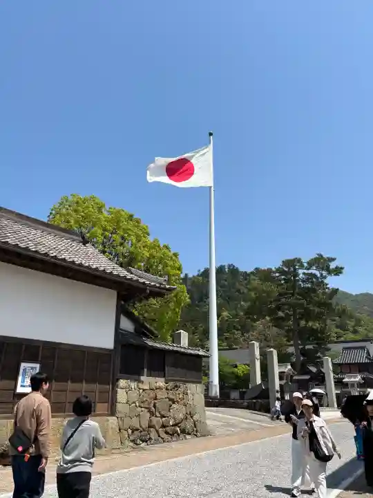 出雲大社神楽殿の{uncategorized: "未分類", other: "その他", undefined: "問題あり", building: "その他建物", grave: "お墓", sacred_gate: "鳥居", guardian: "狛犬", statue: "像", buddha: "仏像", history: "歴史", nature: "自然", garden: "庭園", animal: "動物", pagoda: "塔", temizu: "手水舎", mountain_gate: "山門・神門", sanctuary: "本殿・本堂", subordinate: "末社・摂社", art: "芸術", scenery: "景色", jizo: "地蔵", ema: "絵馬", goshuin: "御朱印", omikuji: "おみくじ", items: "授与品その他", amulet: "お守り", goshuincho: "御朱印帳", eats: "食事", festival: "お祭り", votive_dance: "神楽", shichigosan: "七五三参", wedding: "結婚式", experience: "体験その他", initially: "初詣", around: "周辺", anti_infection: "感染症対策"}