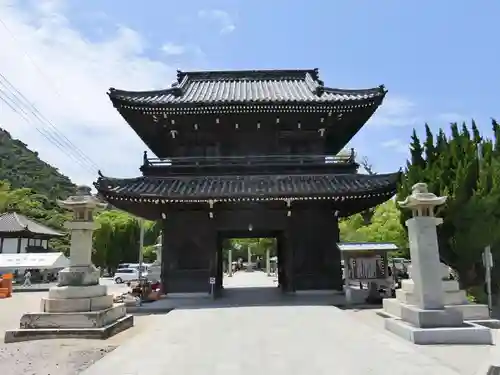 普賢寺の山門