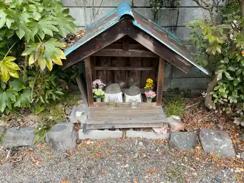 石仏(しんびょうしの霊水)の{uncategorized: "未分類", other: "その他", undefined: "問題あり", building: "その他建物", grave: "お墓", sacred_gate: "鳥居", guardian: "狛犬", statue: "像", buddha: "仏像", history: "歴史", nature: "自然", garden: "庭園", animal: "動物", pagoda: "塔", temizu: "手水舎", mountain_gate: "山門・神門", sanctuary: "本殿・本堂", subordinate: "末社・摂社", art: "芸術", scenery: "景色", jizo: "地蔵", ema: "絵馬", goshuin: "御朱印", omikuji: "おみくじ", items: "授与品その他", amulet: "お守り", goshuincho: "御朱印帳", eats: "食事", festival: "お祭り", votive_dance: "神楽", shichigosan: "七五三参", wedding: "結婚式", experience: "体験その他", initially: "初詣", around: "周辺", anti_infection: "感染症対策"}