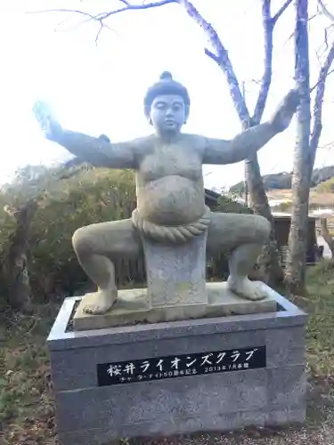 相撲神社の像