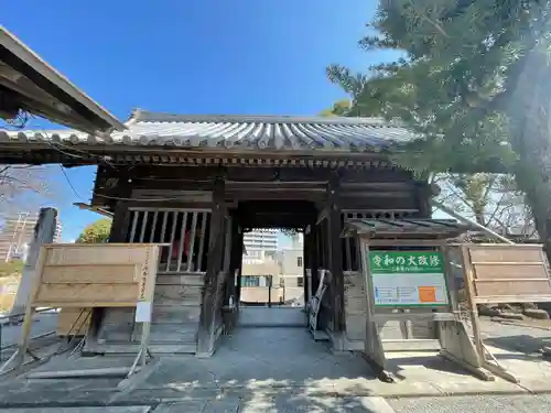 曩祖八幡宮の山門・神門