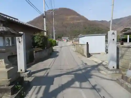 山梨岡神社の建物その他