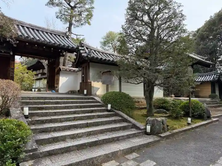 雲龍院の{uncategorized: "未分類", other: "その他", undefined: "問題あり", building: "その他建物", grave: "お墓", sacred_gate: "鳥居", guardian: "狛犬", statue: "像", buddha: "仏像", history: "歴史", nature: "自然", garden: "庭園", animal: "動物", pagoda: "塔", temizu: "手水舎", mountain_gate: "山門・神門", sanctuary: "本殿・本堂", subordinate: "末社・摂社", art: "芸術", scenery: "景色", jizo: "地蔵", ema: "絵馬", goshuin: "御朱印", omikuji: "おみくじ", items: "授与品その他", amulet: "お守り", goshuincho: "御朱印帳", eats: "食事", festival: "お祭り", votive_dance: "神楽", shichigosan: "七五三参", wedding: "結婚式", experience: "体験その他", initially: "初詣", around: "周辺", anti_infection: "感染症対策"}