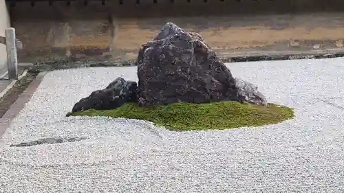龍安寺の{uncategorized: "未分類", other: "その他", undefined: "問題あり", building: "その他建物", grave: "お墓", sacred_gate: "鳥居", guardian: "狛犬", statue: "像", buddha: "仏像", history: "歴史", nature: "自然", garden: "庭園", animal: "動物", pagoda: "塔", temizu: "手水舎", mountain_gate: "山門・神門", sanctuary: "本殿・本堂", subordinate: "末社・摂社", art: "芸術", scenery: "景色", jizo: "地蔵", ema: "絵馬", goshuin: "御朱印", omikuji: "おみくじ", items: "授与品その他", amulet: "お守り", goshuincho: "御朱印帳", eats: "食事", festival: "お祭り", votive_dance: "神楽", shichigosan: "七五三参", wedding: "結婚式", experience: "体験その他", initially: "初詣", around: "周辺", anti_infection: "感染症対策"}