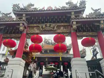 横濱関帝廟の{uncategorized: "未分類", other: "その他", undefined: "問題あり", building: "その他建物", grave: "お墓", sacred_gate: "鳥居", guardian: "狛犬", statue: "像", buddha: "仏像", history: "歴史", nature: "自然", garden: "庭園", animal: "動物", pagoda: "塔", temizu: "手水舎", mountain_gate: "山門・神門", sanctuary: "本殿・本堂", subordinate: "末社・摂社", art: "芸術", scenery: "景色", jizo: "地蔵", ema: "絵馬", goshuin: "御朱印", omikuji: "おみくじ", items: "授与品その他", amulet: "お守り", goshuincho: "御朱印帳", eats: "食事", festival: "お祭り", votive_dance: "神楽", shichigosan: "七五三参", wedding: "結婚式", experience: "体験その他", initially: "初詣", around: "周辺", anti_infection: "感染症対策"}