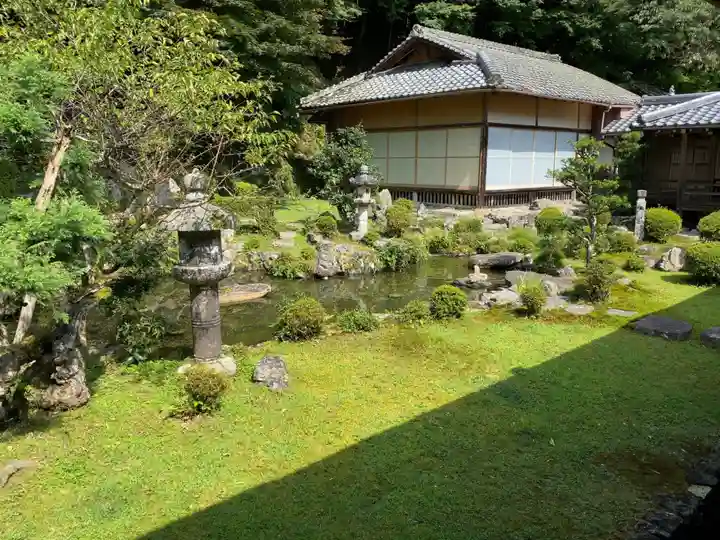 西教寺の庭園