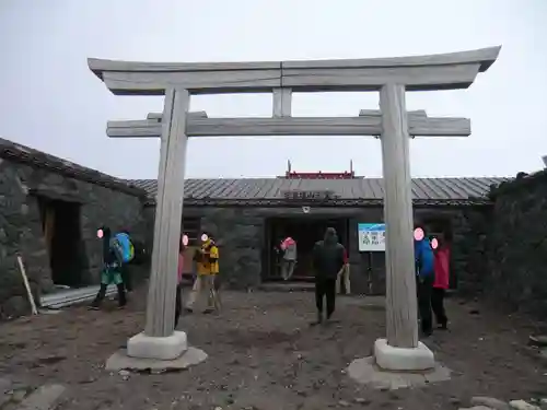 富士山頂上浅間大社奥宮の鳥居