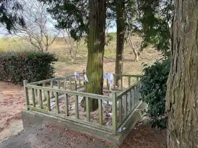 出雲路幸神社の{uncategorized: "未分類", other: "その他", undefined: "問題あり", building: "その他建物", grave: "お墓", sacred_gate: "鳥居", guardian: "狛犬", statue: "像", buddha: "仏像", history: "歴史", nature: "自然", garden: "庭園", animal: "動物", pagoda: "塔", temizu: "手水舎", mountain_gate: "山門・神門", sanctuary: "本殿・本堂", subordinate: "末社・摂社", art: "芸術", scenery: "景色", jizo: "地蔵", ema: "絵馬", goshuin: "御朱印", omikuji: "おみくじ", items: "授与品その他", amulet: "お守り", goshuincho: "御朱印帳", eats: "食事", festival: "お祭り", votive_dance: "神楽", shichigosan: "七五三参", wedding: "結婚式", experience: "体験その他", initially: "初詣", around: "周辺", anti_infection: "感染症対策"}