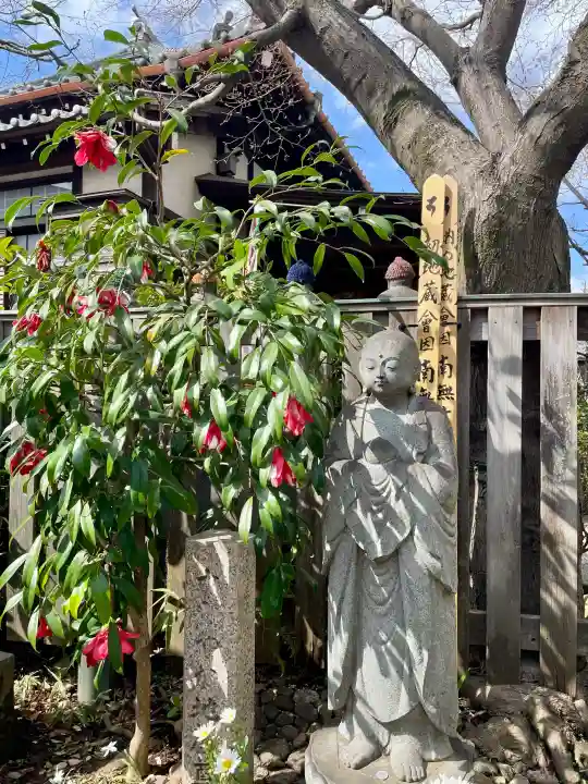 厳浄院の{uncategorized: "未分類", other: "その他", undefined: "問題あり", building: "その他建物", grave: "お墓", sacred_gate: "鳥居", guardian: "狛犬", statue: "像", buddha: "仏像", history: "歴史", nature: "自然", garden: "庭園", animal: "動物", pagoda: "塔", temizu: "手水舎", mountain_gate: "山門・神門", sanctuary: "本殿・本堂", subordinate: "末社・摂社", art: "芸術", scenery: "景色", jizo: "地蔵", ema: "絵馬", goshuin: "御朱印", omikuji: "おみくじ", items: "授与品その他", amulet: "お守り", goshuincho: "御朱印帳", eats: "食事", festival: "お祭り", votive_dance: "神楽", shichigosan: "七五三参", wedding: "結婚式", experience: "体験その他", initially: "初詣", around: "周辺", anti_infection: "感染症対策"}