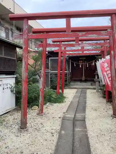 薬師山稲荷大明神の鳥居