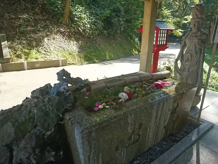 倶利迦羅不動寺山頂本堂の手水舎