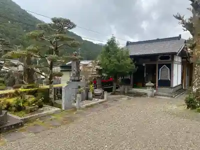 大義院の{uncategorized: "未分類", other: "その他", undefined: "問題あり", building: "その他建物", grave: "お墓", sacred_gate: "鳥居", guardian: "狛犬", statue: "像", buddha: "仏像", history: "歴史", nature: "自然", garden: "庭園", animal: "動物", pagoda: "塔", temizu: "手水舎", mountain_gate: "山門・神門", sanctuary: "本殿・本堂", subordinate: "末社・摂社", art: "芸術", scenery: "景色", jizo: "地蔵", ema: "絵馬", goshuin: "御朱印", omikuji: "おみくじ", items: "授与品その他", amulet: "お守り", goshuincho: "御朱印帳", eats: "食事", festival: "お祭り", votive_dance: "神楽", shichigosan: "七五三参", wedding: "結婚式", experience: "体験その他", initially: "初詣", around: "周辺", anti_infection: "感染症対策"}