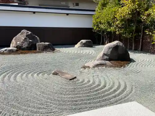 別所琴平神社の庭園