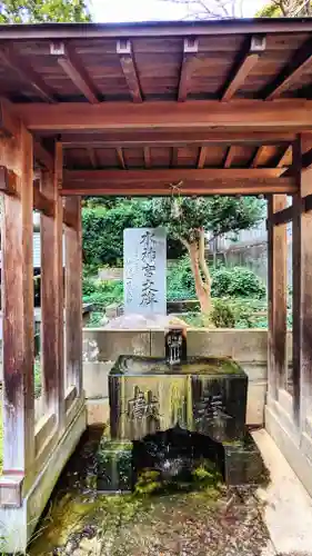 前原御嶽神社の手水舎