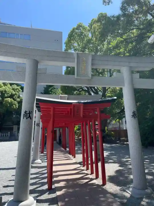 今益稲荷神社の{uncategorized: "未分類", other: "その他", undefined: "問題あり", building: "その他建物", grave: "お墓", sacred_gate: "鳥居", guardian: "狛犬", statue: "像", buddha: "仏像", history: "歴史", nature: "自然", garden: "庭園", animal: "動物", pagoda: "塔", temizu: "手水舎", mountain_gate: "山門・神門", sanctuary: "本殿・本堂", subordinate: "末社・摂社", art: "芸術", scenery: "景色", jizo: "地蔵", ema: "絵馬", goshuin: "御朱印", omikuji: "おみくじ", items: "授与品その他", amulet: "お守り", goshuincho: "御朱印帳", eats: "食事", festival: "お祭り", votive_dance: "神楽", shichigosan: "七五三参", wedding: "結婚式", experience: "体験その他", initially: "初詣", around: "周辺", anti_infection: "感染症対策"}