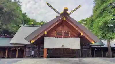 北海道神宮の{uncategorized: "未分類", other: "その他", undefined: "問題あり", building: "その他建物", grave: "お墓", sacred_gate: "鳥居", guardian: "狛犬", statue: "像", buddha: "仏像", history: "歴史", nature: "自然", garden: "庭園", animal: "動物", pagoda: "塔", temizu: "手水舎", mountain_gate: "山門・神門", sanctuary: "本殿・本堂", subordinate: "末社・摂社", art: "芸術", scenery: "景色", jizo: "地蔵", ema: "絵馬", goshuin: "御朱印", omikuji: "おみくじ", items: "授与品その他", amulet: "お守り", goshuincho: "御朱印帳", eats: "食事", festival: "お祭り", votive_dance: "神楽", shichigosan: "七五三参", wedding: "結婚式", experience: "体験その他", initially: "初詣", around: "周辺", anti_infection: "感染症対策"}