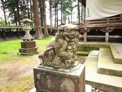 守りの神　藤基神社の狛犬