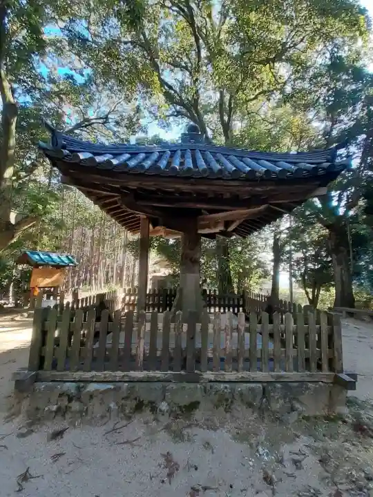 二上山傘堂の{uncategorized: "未分類", other: "その他", undefined: "問題あり", building: "その他建物", grave: "お墓", sacred_gate: "鳥居", guardian: "狛犬", statue: "像", buddha: "仏像", history: "歴史", nature: "自然", garden: "庭園", animal: "動物", pagoda: "塔", temizu: "手水舎", mountain_gate: "山門・神門", sanctuary: "本殿・本堂", subordinate: "末社・摂社", art: "芸術", scenery: "景色", jizo: "地蔵", ema: "絵馬", goshuin: "御朱印", omikuji: "おみくじ", items: "授与品その他", amulet: "お守り", goshuincho: "御朱印帳", eats: "食事", festival: "お祭り", votive_dance: "神楽", shichigosan: "七五三参", wedding: "結婚式", experience: "体験その他", initially: "初詣", around: "周辺", anti_infection: "感染症対策"}
