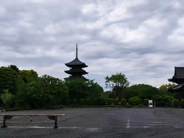 東寺(教王護国寺)の{uncategorized: "未分類", other: "その他", undefined: "問題あり", building: "その他建物", grave: "お墓", sacred_gate: "鳥居", guardian: "狛犬", statue: "像", buddha: "仏像", history: "歴史", nature: "自然", garden: "庭園", animal: "動物", pagoda: "塔", temizu: "手水舎", mountain_gate: "山門・神門", sanctuary: "本殿・本堂", subordinate: "末社・摂社", art: "芸術", scenery: "景色", jizo: "地蔵", ema: "絵馬", goshuin: "御朱印", omikuji: "おみくじ", items: "授与品その他", amulet: "お守り", goshuincho: "御朱印帳", eats: "食事", festival: "お祭り", votive_dance: "神楽", shichigosan: "七五三参", wedding: "結婚式", experience: "体験その他", initially: "初詣", around: "周辺", anti_infection: "感染症対策"}