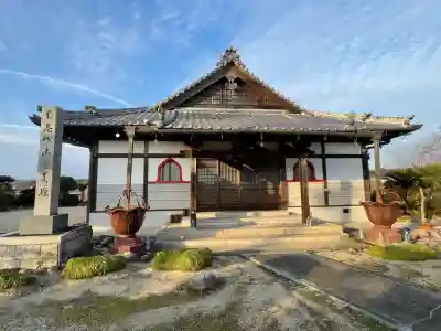 伊勢妙昌寺の{uncategorized: "未分類", other: "その他", undefined: "問題あり", building: "その他建物", grave: "お墓", sacred_gate: "鳥居", guardian: "狛犬", statue: "像", buddha: "仏像", history: "歴史", nature: "自然", garden: "庭園", animal: "動物", pagoda: "塔", temizu: "手水舎", mountain_gate: "山門・神門", sanctuary: "本殿・本堂", subordinate: "末社・摂社", art: "芸術", scenery: "景色", jizo: "地蔵", ema: "絵馬", goshuin: "御朱印", omikuji: "おみくじ", items: "授与品その他", amulet: "お守り", goshuincho: "御朱印帳", eats: "食事", festival: "お祭り", votive_dance: "神楽", shichigosan: "七五三参", wedding: "結婚式", experience: "体験その他", initially: "初詣", around: "周辺", anti_infection: "感染症対策"}