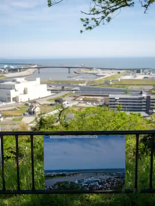 鹿島御児神社の{uncategorized: "未分類", other: "その他", undefined: "問題あり", building: "その他建物", grave: "お墓", sacred_gate: "鳥居", guardian: "狛犬", statue: "像", buddha: "仏像", history: "歴史", nature: "自然", garden: "庭園", animal: "動物", pagoda: "塔", temizu: "手水舎", mountain_gate: "山門・神門", sanctuary: "本殿・本堂", subordinate: "末社・摂社", art: "芸術", scenery: "景色", jizo: "地蔵", ema: "絵馬", goshuin: "御朱印", omikuji: "おみくじ", items: "授与品その他", amulet: "お守り", goshuincho: "御朱印帳", eats: "食事", festival: "お祭り", votive_dance: "神楽", shichigosan: "七五三参", wedding: "結婚式", experience: "体験その他", initially: "初詣", around: "周辺", anti_infection: "感染症対策"}