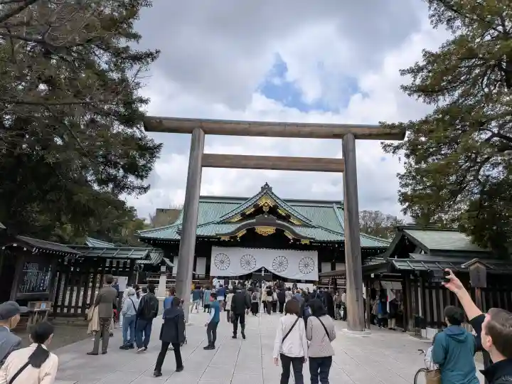 靖國神社の{uncategorized: "未分類", other: "その他", undefined: "問題あり", building: "その他建物", grave: "お墓", sacred_gate: "鳥居", guardian: "狛犬", statue: "像", buddha: "仏像", history: "歴史", nature: "自然", garden: "庭園", animal: "動物", pagoda: "塔", temizu: "手水舎", mountain_gate: "山門・神門", sanctuary: "本殿・本堂", subordinate: "末社・摂社", art: "芸術", scenery: "景色", jizo: "地蔵", ema: "絵馬", goshuin: "御朱印", omikuji: "おみくじ", items: "授与品その他", amulet: "お守り", goshuincho: "御朱印帳", eats: "食事", festival: "お祭り", votive_dance: "神楽", shichigosan: "七五三参", wedding: "結婚式", experience: "体験その他", initially: "初詣", around: "周辺", anti_infection: "感染症対策"}