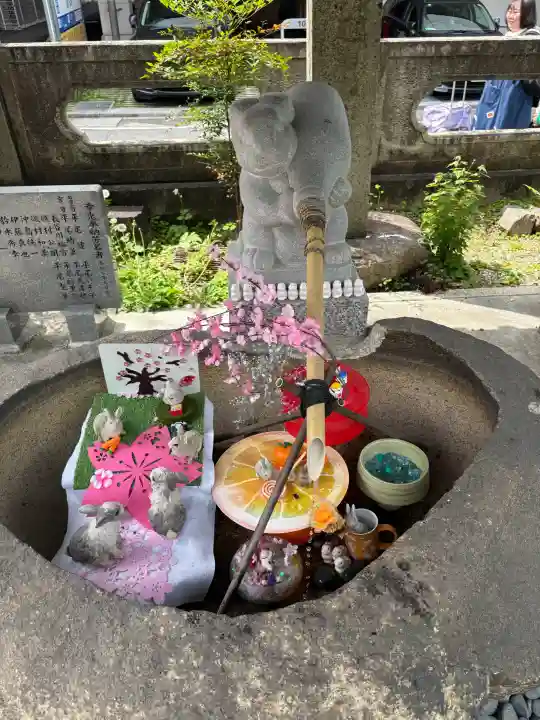 三輪神社の{uncategorized: "未分類", other: "その他", undefined: "問題あり", building: "その他建物", grave: "お墓", sacred_gate: "鳥居", guardian: "狛犬", statue: "像", buddha: "仏像", history: "歴史", nature: "自然", garden: "庭園", animal: "動物", pagoda: "塔", temizu: "手水舎", mountain_gate: "山門・神門", sanctuary: "本殿・本堂", subordinate: "末社・摂社", art: "芸術", scenery: "景色", jizo: "地蔵", ema: "絵馬", goshuin: "御朱印", omikuji: "おみくじ", items: "授与品その他", amulet: "お守り", goshuincho: "御朱印帳", eats: "食事", festival: "お祭り", votive_dance: "神楽", shichigosan: "七五三参", wedding: "結婚式", experience: "体験その他", initially: "初詣", around: "周辺", anti_infection: "感染症対策"}