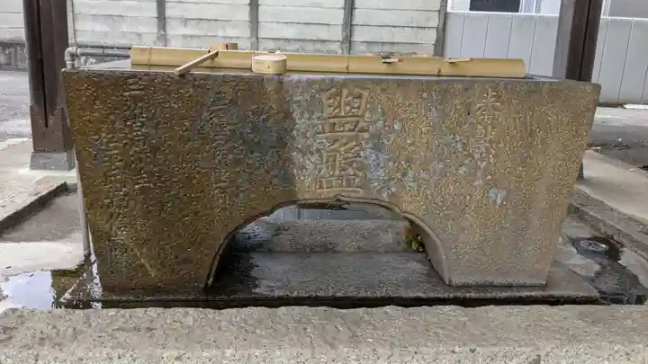 手筒花火発祥の地 吉田神社の手水舎