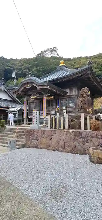 龍光寺の{uncategorized: "未分類", other: "その他", undefined: "問題あり", building: "その他建物", grave: "お墓", sacred_gate: "鳥居", guardian: "狛犬", statue: "像", buddha: "仏像", history: "歴史", nature: "自然", garden: "庭園", animal: "動物", pagoda: "塔", temizu: "手水舎", mountain_gate: "山門・神門", sanctuary: "本殿・本堂", subordinate: "末社・摂社", art: "芸術", scenery: "景色", jizo: "地蔵", ema: "絵馬", goshuin: "御朱印", omikuji: "おみくじ", items: "授与品その他", amulet: "お守り", goshuincho: "御朱印帳", eats: "食事", festival: "お祭り", votive_dance: "神楽", shichigosan: "七五三参", wedding: "結婚式", experience: "体験その他", initially: "初詣", around: "周辺", anti_infection: "感染症対策"}