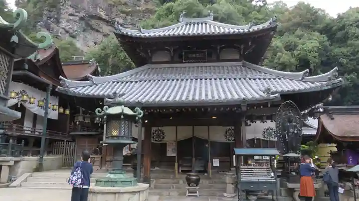 宝山寺の本殿・本堂