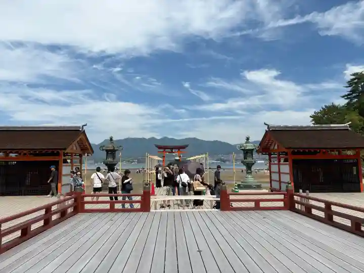 厳島神社の{uncategorized: "未分類", other: "その他", undefined: "問題あり", building: "その他建物", grave: "お墓", sacred_gate: "鳥居", guardian: "狛犬", statue: "像", buddha: "仏像", history: "歴史", nature: "自然", garden: "庭園", animal: "動物", pagoda: "塔", temizu: "手水舎", mountain_gate: "山門・神門", sanctuary: "本殿・本堂", subordinate: "末社・摂社", art: "芸術", scenery: "景色", jizo: "地蔵", ema: "絵馬", goshuin: "御朱印", omikuji: "おみくじ", items: "授与品その他", amulet: "お守り", goshuincho: "御朱印帳", eats: "食事", festival: "お祭り", votive_dance: "神楽", shichigosan: "七五三参", wedding: "結婚式", experience: "体験その他", initially: "初詣", around: "周辺", anti_infection: "感染症対策"}