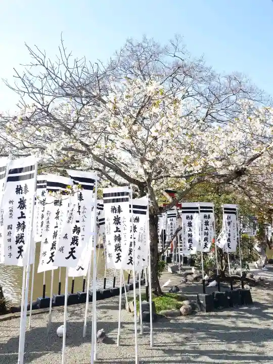 旗上弁財天社の{uncategorized: "未分類", other: "その他", undefined: "問題あり", building: "その他建物", grave: "お墓", sacred_gate: "鳥居", guardian: "狛犬", statue: "像", buddha: "仏像", history: "歴史", nature: "自然", garden: "庭園", animal: "動物", pagoda: "塔", temizu: "手水舎", mountain_gate: "山門・神門", sanctuary: "本殿・本堂", subordinate: "末社・摂社", art: "芸術", scenery: "景色", jizo: "地蔵", ema: "絵馬", goshuin: "御朱印", omikuji: "おみくじ", items: "授与品その他", amulet: "お守り", goshuincho: "御朱印帳", eats: "食事", festival: "お祭り", votive_dance: "神楽", shichigosan: "七五三参", wedding: "結婚式", experience: "体験その他", initially: "初詣", around: "周辺", anti_infection: "感染症対策"}