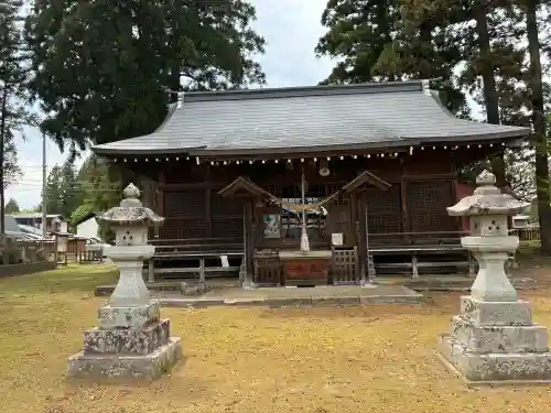 諏訪神社の{uncategorized: "未分類", other: "その他", undefined: "問題あり", building: "その他建物", grave: "お墓", sacred_gate: "鳥居", guardian: "狛犬", statue: "像", buddha: "仏像", history: "歴史", nature: "自然", garden: "庭園", animal: "動物", pagoda: "塔", temizu: "手水舎", mountain_gate: "山門・神門", sanctuary: "本殿・本堂", subordinate: "末社・摂社", art: "芸術", scenery: "景色", jizo: "地蔵", ema: "絵馬", goshuin: "御朱印", omikuji: "おみくじ", items: "授与品その他", amulet: "お守り", goshuincho: "御朱印帳", eats: "食事", festival: "お祭り", votive_dance: "神楽", shichigosan: "七五三参", wedding: "結婚式", experience: "体験その他", initially: "初詣", around: "周辺", anti_infection: "感染症対策"}