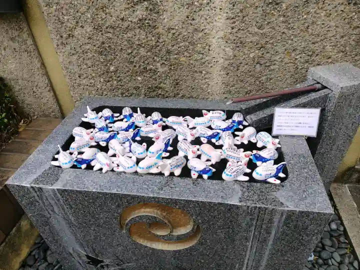 飛行神社の{uncategorized: "未分類", other: "その他", undefined: "問題あり", building: "その他建物", grave: "お墓", sacred_gate: "鳥居", guardian: "狛犬", statue: "像", buddha: "仏像", history: "歴史", nature: "自然", garden: "庭園", animal: "動物", pagoda: "塔", temizu: "手水舎", mountain_gate: "山門・神門", sanctuary: "本殿・本堂", subordinate: "末社・摂社", art: "芸術", scenery: "景色", jizo: "地蔵", ema: "絵馬", goshuin: "御朱印", omikuji: "おみくじ", items: "授与品その他", amulet: "お守り", goshuincho: "御朱印帳", eats: "食事", festival: "お祭り", votive_dance: "神楽", shichigosan: "七五三参", wedding: "結婚式", experience: "体験その他", initially: "初詣", around: "周辺", anti_infection: "感染症対策"}