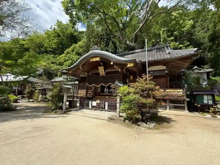 葛城一言主神社の{uncategorized: "未分類", other: "その他", undefined: "問題あり", building: "その他建物", grave: "お墓", sacred_gate: "鳥居", guardian: "狛犬", statue: "像", buddha: "仏像", history: "歴史", nature: "自然", garden: "庭園", animal: "動物", pagoda: "塔", temizu: "手水舎", mountain_gate: "山門・神門", sanctuary: "本殿・本堂", subordinate: "末社・摂社", art: "芸術", scenery: "景色", jizo: "地蔵", ema: "絵馬", goshuin: "御朱印", omikuji: "おみくじ", items: "授与品その他", amulet: "お守り", goshuincho: "御朱印帳", eats: "食事", festival: "お祭り", votive_dance: "神楽", shichigosan: "七五三参", wedding: "結婚式", experience: "体験その他", initially: "初詣", around: "周辺", anti_infection: "感染症対策"}