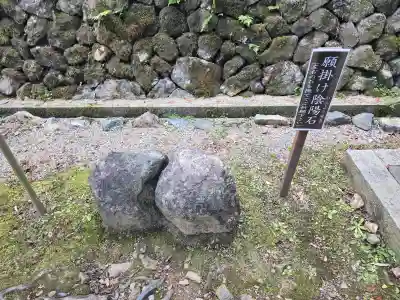 月読神社（松尾大社摂社）の{uncategorized: "未分類", other: "その他", undefined: "問題あり", building: "その他建物", grave: "お墓", sacred_gate: "鳥居", guardian: "狛犬", statue: "像", buddha: "仏像", history: "歴史", nature: "自然", garden: "庭園", animal: "動物", pagoda: "塔", temizu: "手水舎", mountain_gate: "山門・神門", sanctuary: "本殿・本堂", subordinate: "末社・摂社", art: "芸術", scenery: "景色", jizo: "地蔵", ema: "絵馬", goshuin: "御朱印", omikuji: "おみくじ", items: "授与品その他", amulet: "お守り", goshuincho: "御朱印帳", eats: "食事", festival: "お祭り", votive_dance: "神楽", shichigosan: "七五三参", wedding: "結婚式", experience: "体験その他", initially: "初詣", around: "周辺", anti_infection: "感染症対策"}