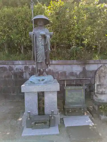 弘誓院の{uncategorized: "未分類", other: "その他", undefined: "問題あり", building: "その他建物", grave: "お墓", sacred_gate: "鳥居", guardian: "狛犬", statue: "像", buddha: "仏像", history: "歴史", nature: "自然", garden: "庭園", animal: "動物", pagoda: "塔", temizu: "手水舎", mountain_gate: "山門・神門", sanctuary: "本殿・本堂", subordinate: "末社・摂社", art: "芸術", scenery: "景色", jizo: "地蔵", ema: "絵馬", goshuin: "御朱印", omikuji: "おみくじ", items: "授与品その他", amulet: "お守り", goshuincho: "御朱印帳", eats: "食事", festival: "お祭り", votive_dance: "神楽", shichigosan: "七五三参", wedding: "結婚式", experience: "体験その他", initially: "初詣", around: "周辺", anti_infection: "感染症対策"}