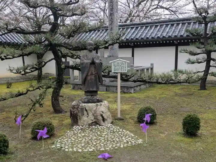 西教寺の{uncategorized: "未分類", other: "その他", undefined: "問題あり", building: "その他建物", grave: "お墓", sacred_gate: "鳥居", guardian: "狛犬", statue: "像", buddha: "仏像", history: "歴史", nature: "自然", garden: "庭園", animal: "動物", pagoda: "塔", temizu: "手水舎", mountain_gate: "山門・神門", sanctuary: "本殿・本堂", subordinate: "末社・摂社", art: "芸術", scenery: "景色", jizo: "地蔵", ema: "絵馬", goshuin: "御朱印", omikuji: "おみくじ", items: "授与品その他", amulet: "お守り", goshuincho: "御朱印帳", eats: "食事", festival: "お祭り", votive_dance: "神楽", shichigosan: "七五三参", wedding: "結婚式", experience: "体験その他", initially: "初詣", around: "周辺", anti_infection: "感染症対策"}