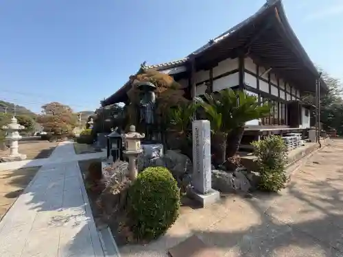 薬王寺の{uncategorized: "未分類", other: "その他", undefined: "問題あり", building: "その他建物", grave: "お墓", sacred_gate: "鳥居", guardian: "狛犬", statue: "像", buddha: "仏像", history: "歴史", nature: "自然", garden: "庭園", animal: "動物", pagoda: "塔", temizu: "手水舎", mountain_gate: "山門・神門", sanctuary: "本殿・本堂", subordinate: "末社・摂社", art: "芸術", scenery: "景色", jizo: "地蔵", ema: "絵馬", goshuin: "御朱印", omikuji: "おみくじ", items: "授与品その他", amulet: "お守り", goshuincho: "御朱印帳", eats: "食事", festival: "お祭り", votive_dance: "神楽", shichigosan: "七五三参", wedding: "結婚式", experience: "体験その他", initially: "初詣", around: "周辺", anti_infection: "感染症対策"}