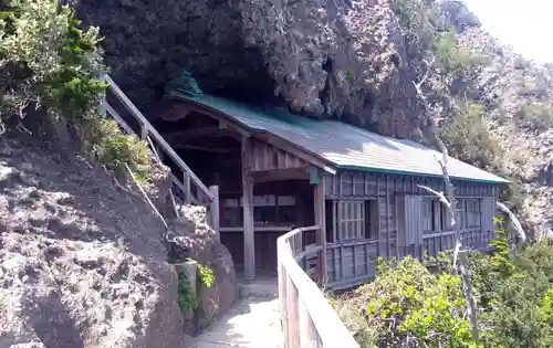 石室神社の本殿・本堂
