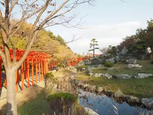 高山稲荷神社の庭園